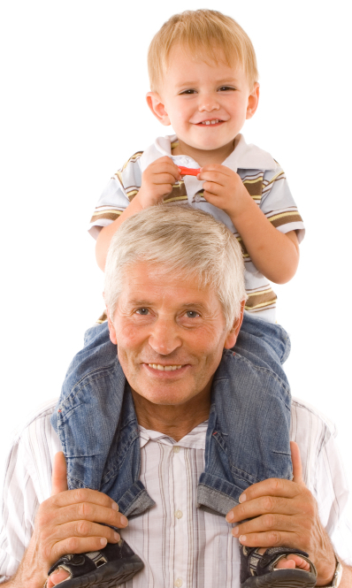 Homme âgé avec enfant sur les épaules