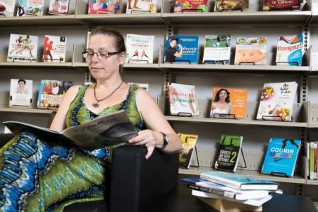 Une lectrice au centre de documentation